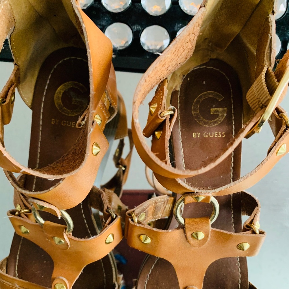 Strappy leather brown sandals